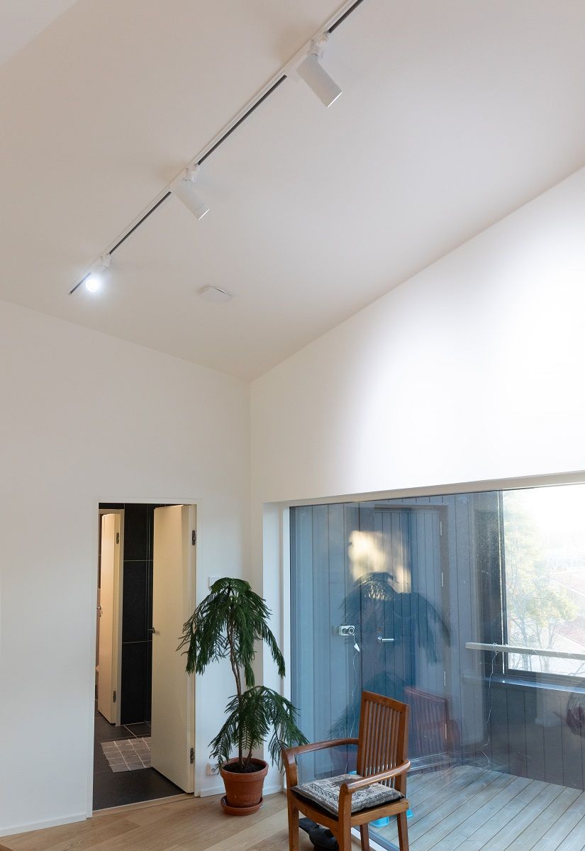 In the high hallway, the light is provided by directional and high-intensity FOKUS track lighting. The spots can be positioned at the desired points on a three-phase track.